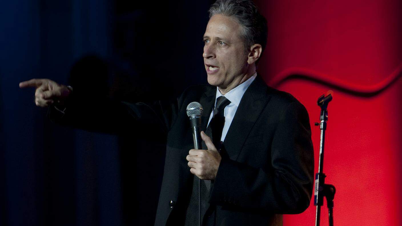 US_Navy_110616-N-TT977-192_Jon_Stewart_performs_at_the_Stand_Up_for_Heroes_dinner_at_the_Ronald_Reagan_Building_in_Washington,_D.C.jpg