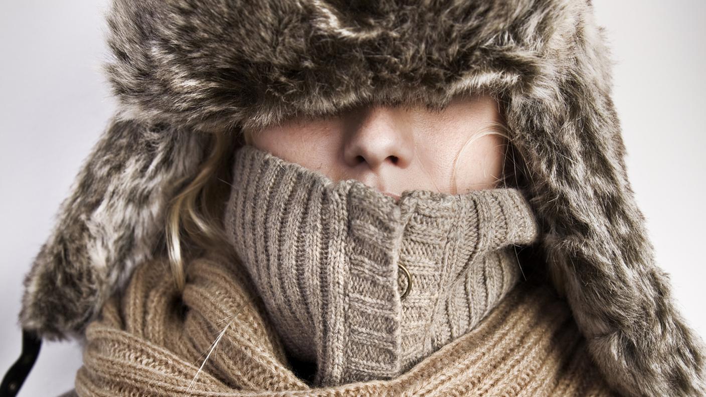 Donna con collo a lupetto, inverno cappello e sciarpa