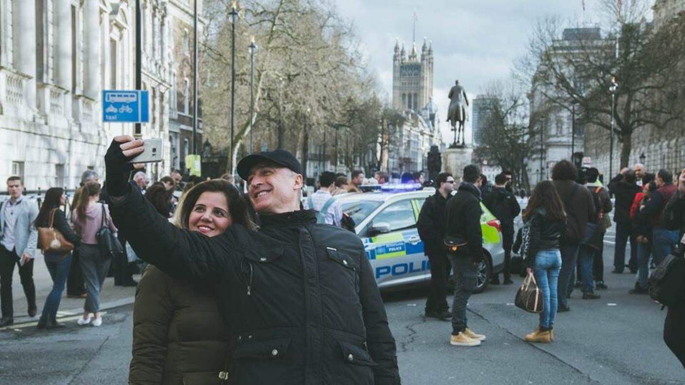 Coppia si scatta selfie sul luogo dell'attentato
