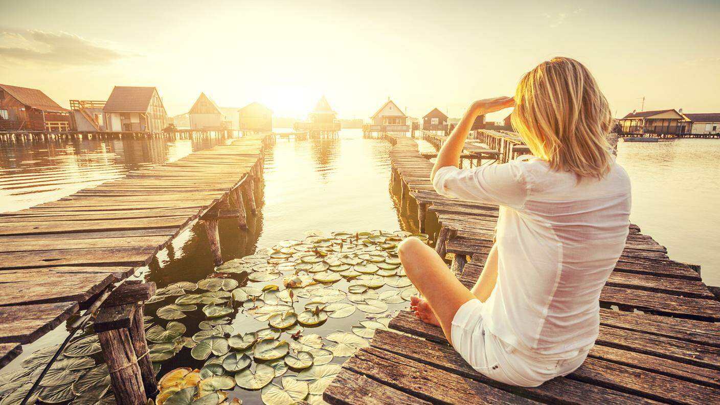 Giovane donna godendo il tramonto, isola, vacanze, tropici