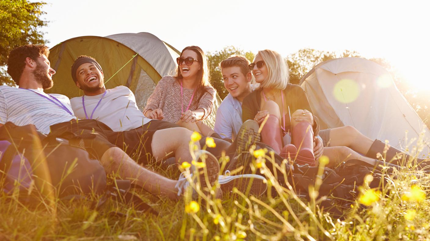 Gruppo di amici di relax all'aperto, tende campeggio vacanza, parlare,