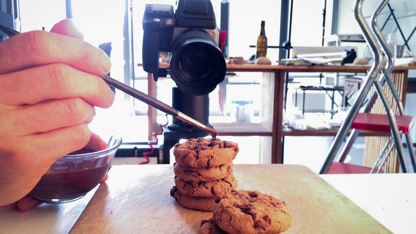 Cibo stilista preparare un cookie per le riprese, food stylist