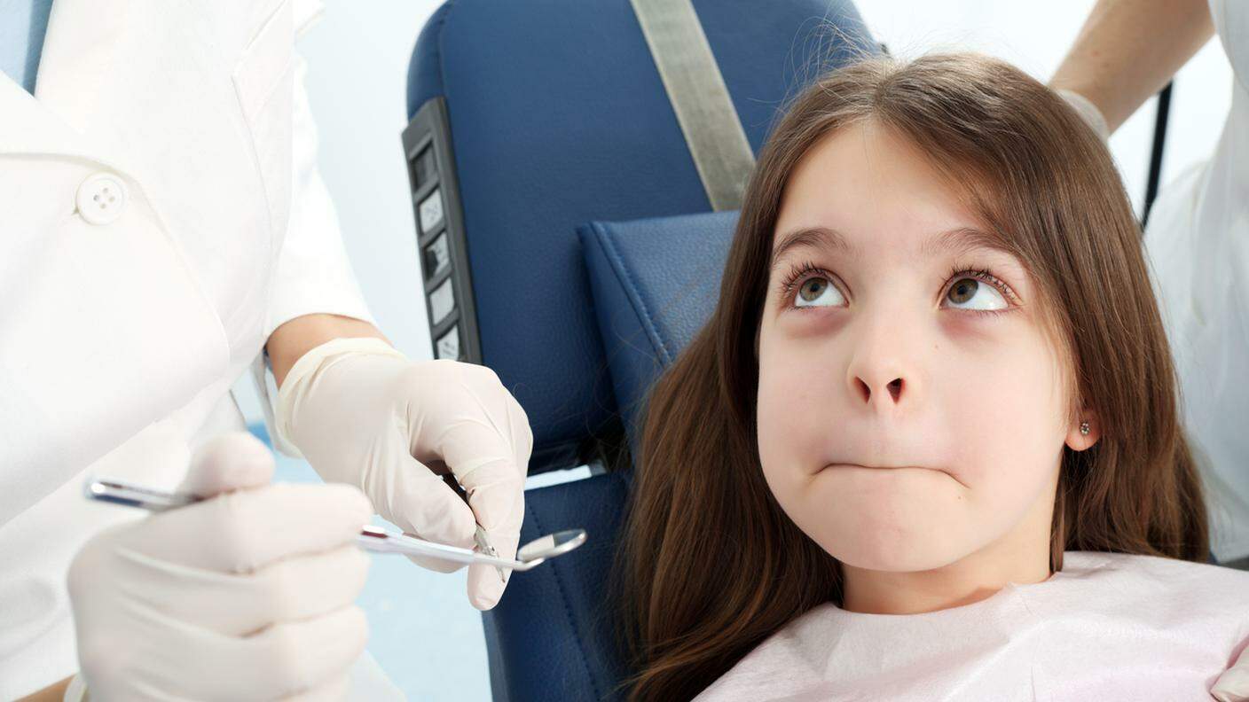 bambina, paura, fobia del dentista, non aprire la bocca