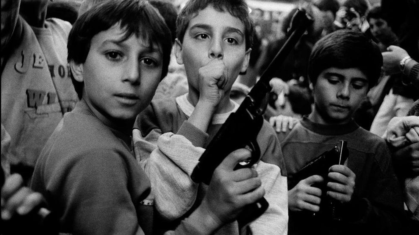 Festa del giorno dei morti. I bambini giocano con le armi, Palermo1986: è uno scatto di Letizia Battaglia