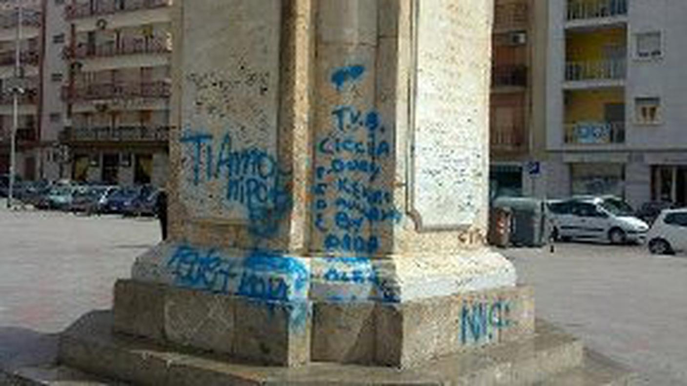 monumento imbrattato
