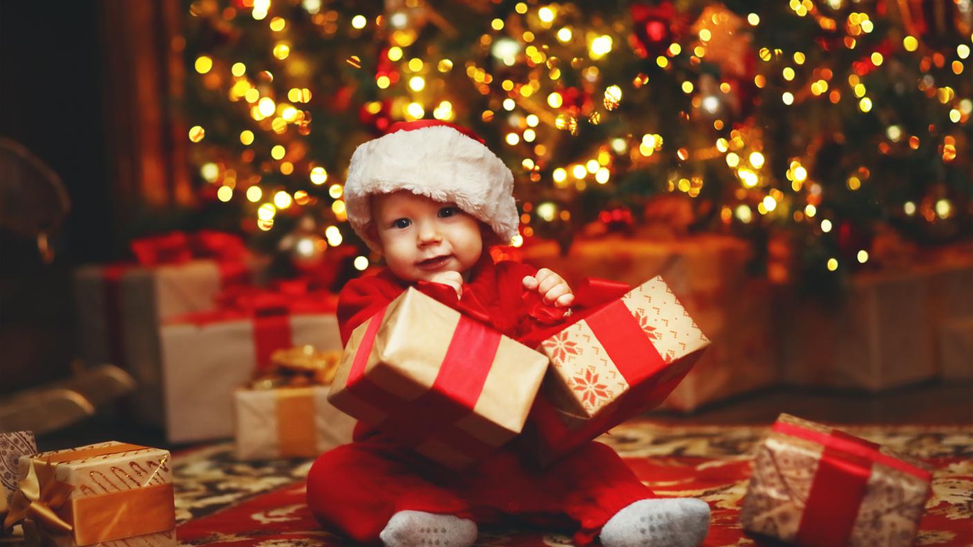natale, bambino, albero, pacco regalo