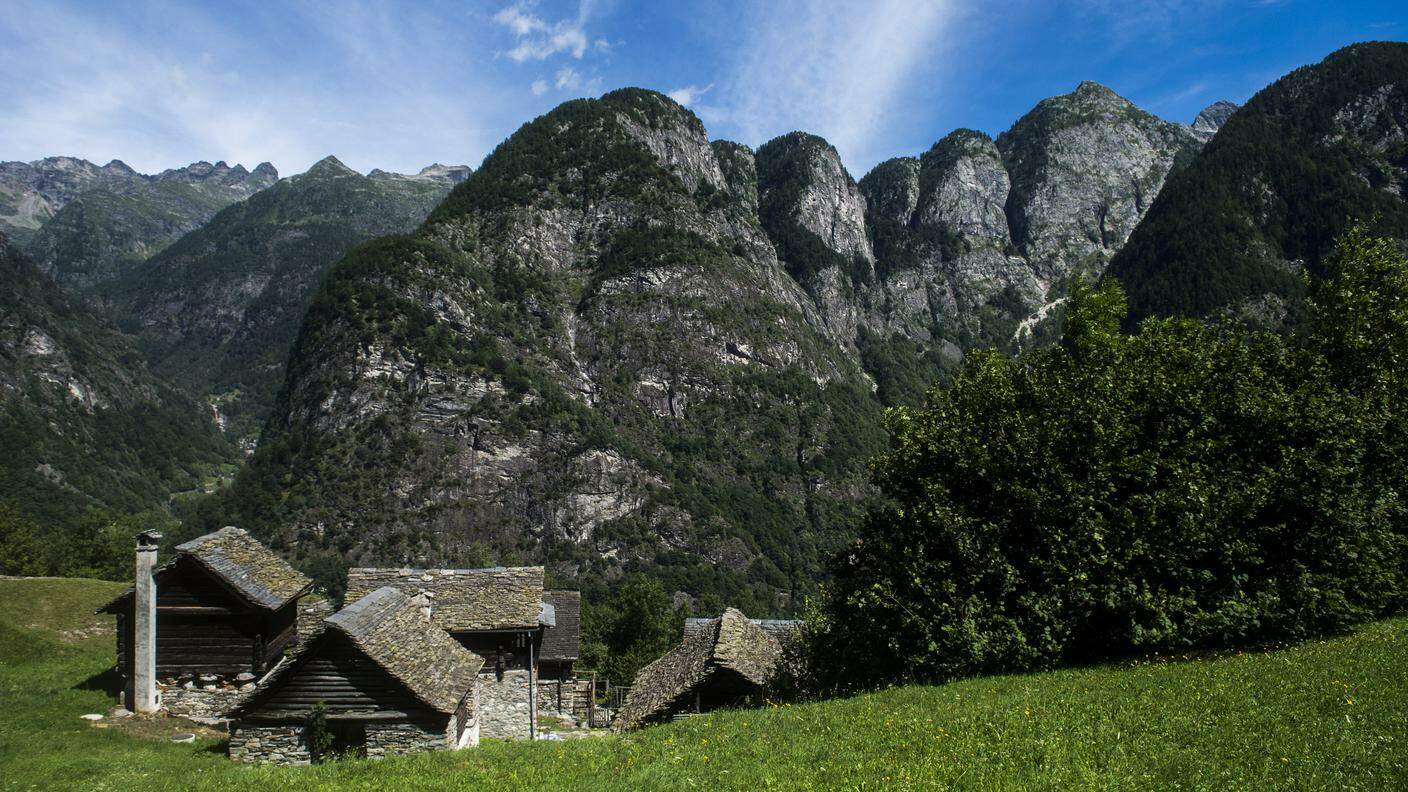 Broglio (Val Lavizzara) con vista dei Monti di Rima