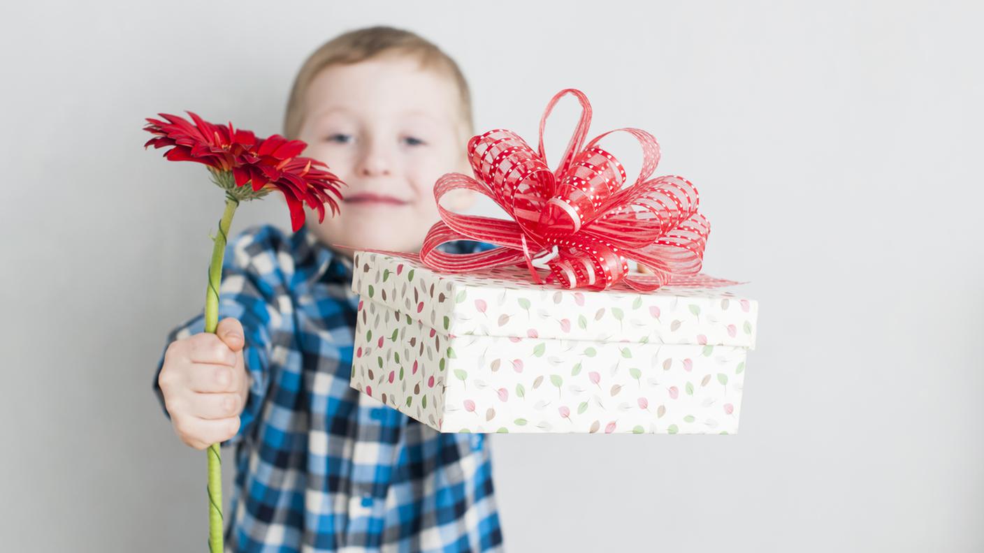 Bambini maschi, Ridere, Persone, Relazione di coppia, Europa orientale, appuntamento, flurt, fiori, scatola regalo