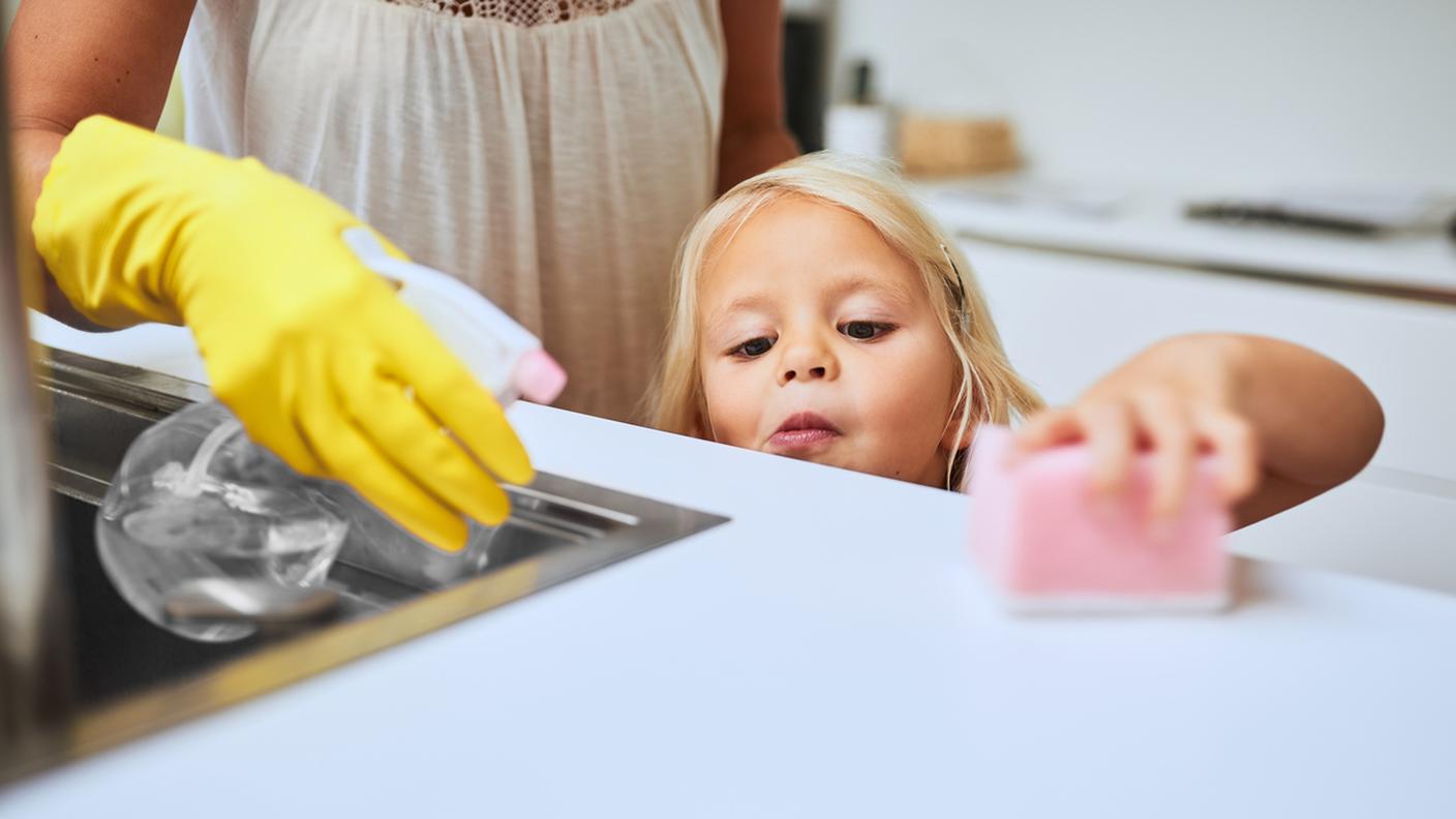 Pulire, Cucina, Famiglia, Spruzzo, Cucina domestica, coinvolgere i bambini nelle faccende di casa