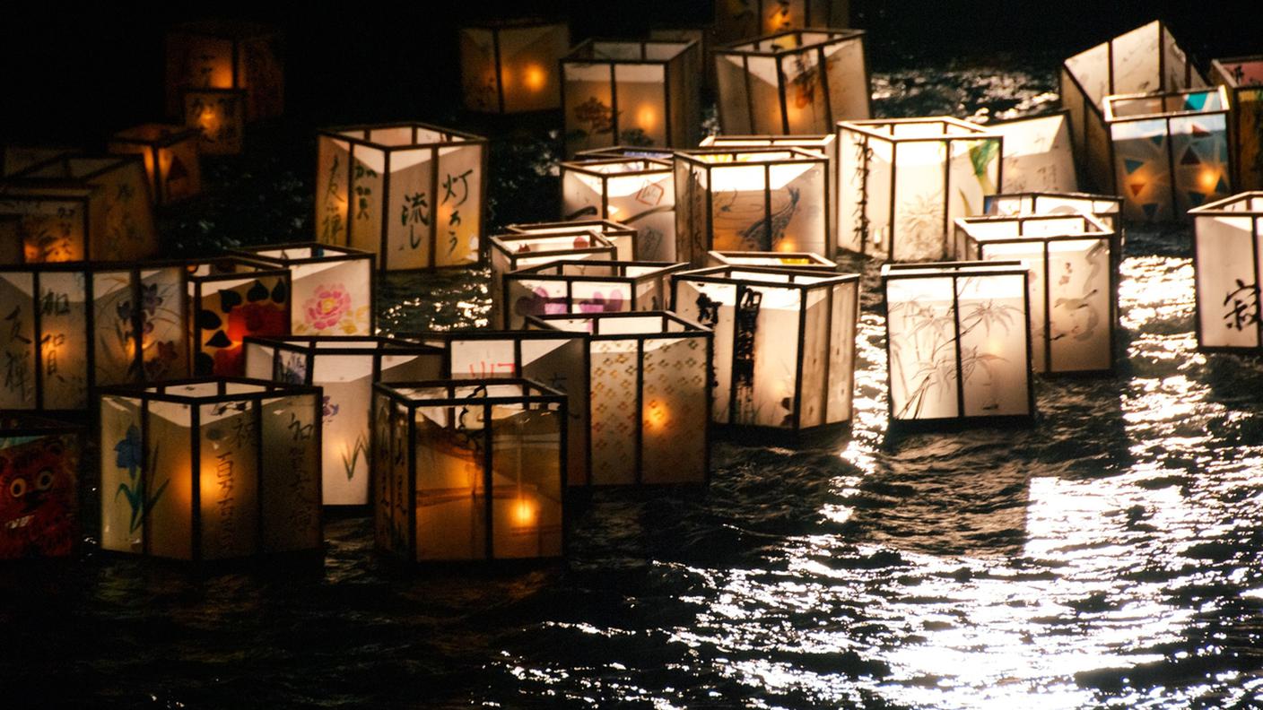 Lanterne Giapponesi per la festa di l'Obon, serie di celebrazioni del culto buddhista in onore dei defunti, le cui anime per quattro giorni all’anno ritornano nelle proprie dimore terrene per riunirsi ai propri cari. In occidente è meglio conosciuto come la “Festa delle Lanterne”.