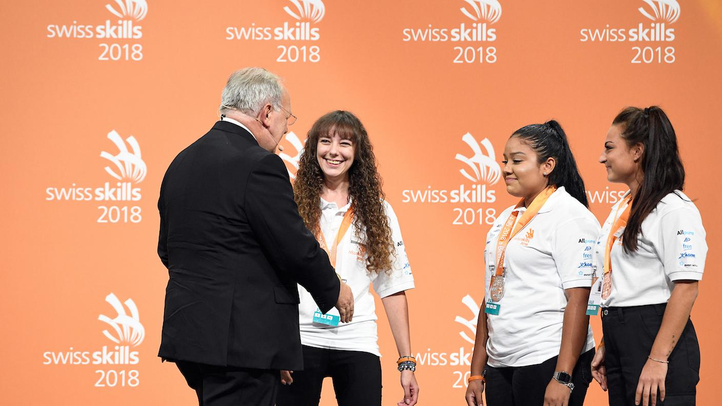 Barbara Passos Soares, medaglia d'argento come operatrice nelle pulizie ordinarie e manutentive a SwissSkills2018