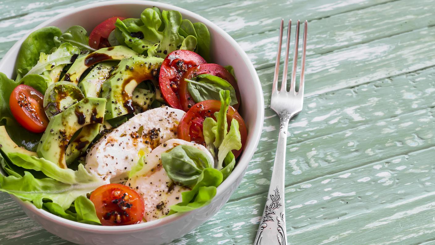 Insalata fresca di avocado, pomodoro e mozzarella