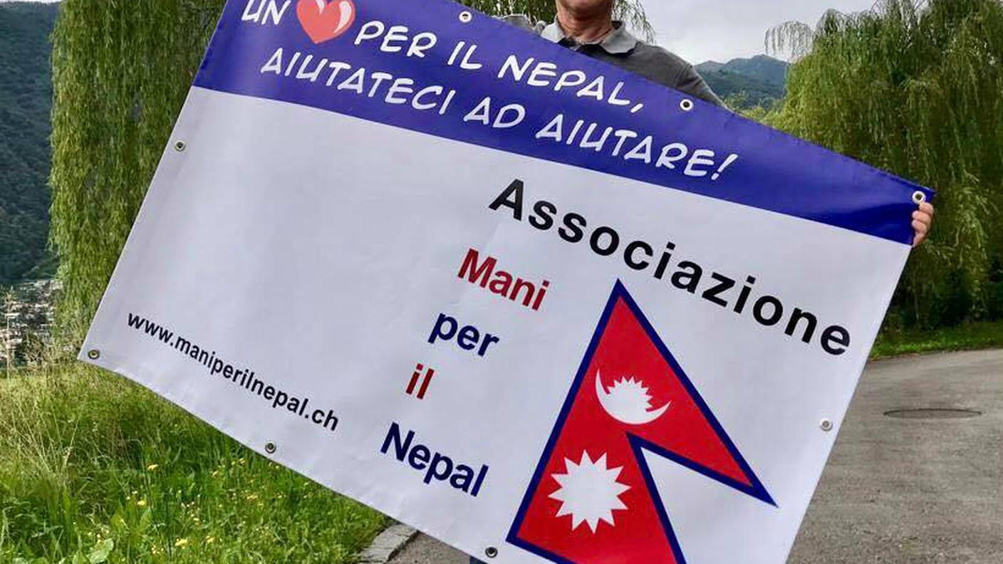 Mani per il Nepal