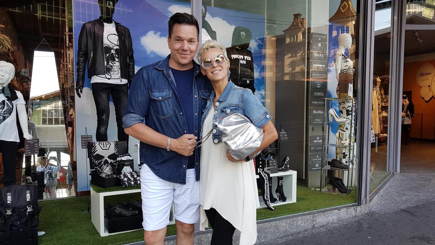 Clarissa e Sven Epiney le star in attesa del bus, 01.08.19