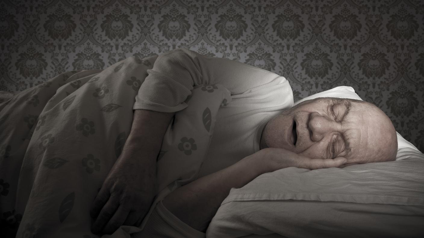Anziano che dorme