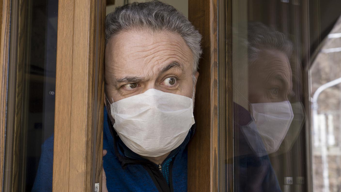 uscire di casa, sospetto, trepidazione, coronavirus, mascherina