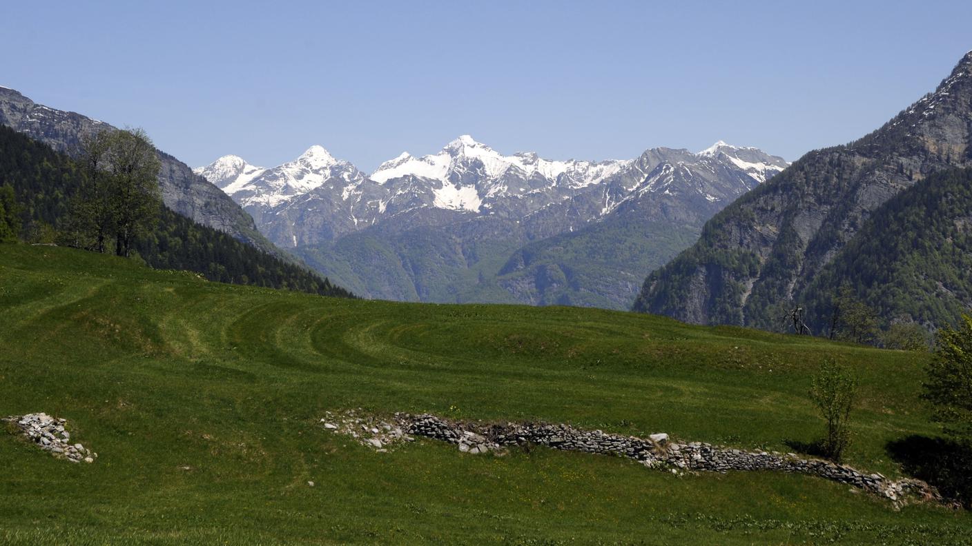 Cimalmotto verso i monti che separano la Vallemaggia dalla Valle Verzasca 