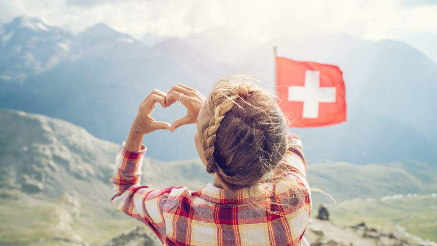 svizzera bandiera turismo turista montagne escursioni