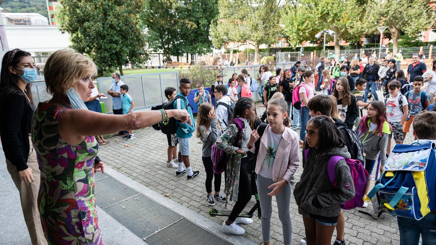 Le maestre radunano i bambini delle loro classi prima di fare il loro ingresso per la prima lezione dell'anno scolastico presso la Scuola Elementare di Chiasso.