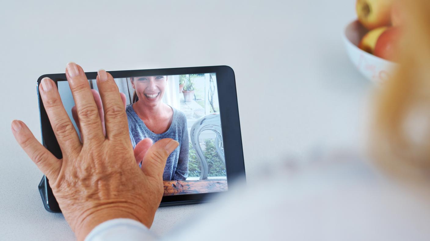 Vicino anche quando la distanza è molto, tablet, video chiamata, Terza età, Nonna