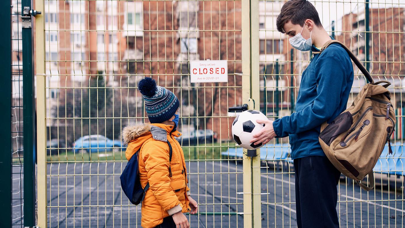 stop covid, ragazzi, giocare calcio, cancello chiuso, tristi