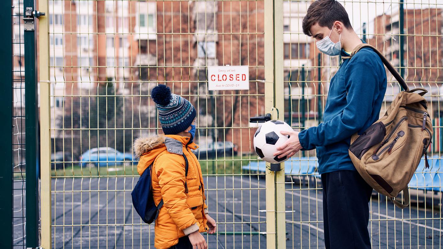 stop covid, ragazzi, giocare calcio, cancello chiuso, tristi