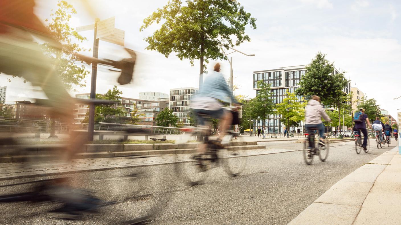 persone che pedalano in bicicletta, ciclisti, strada, centro città