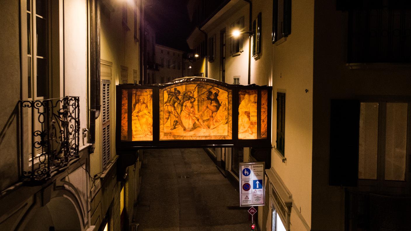 Le luminarie accese in uno scorcio nel nucleo di Mendrisio dove si tengono ogni anno le processioni storiche della Settimana Santa entrate nel Patrimonio immateriale dell'UNESCO