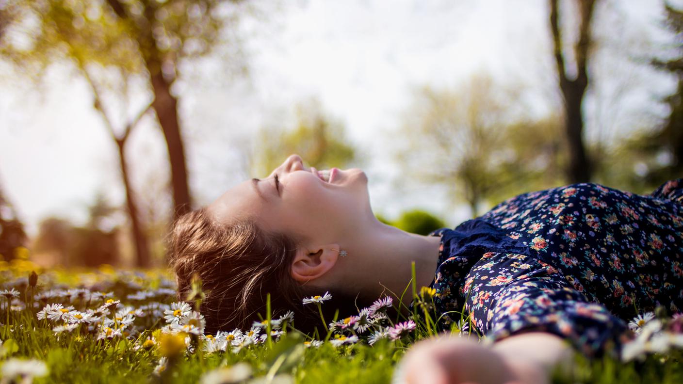 donna, primavera, sdraiata sul prato, felice, rilassata