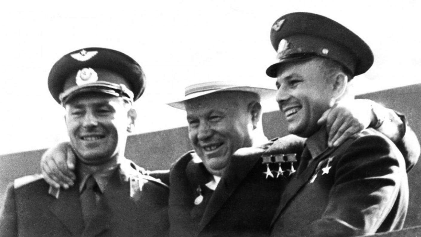 German Titov, Nikita Chruščëv e Jurij Gagarin nella Piazza Rossa di Mosca