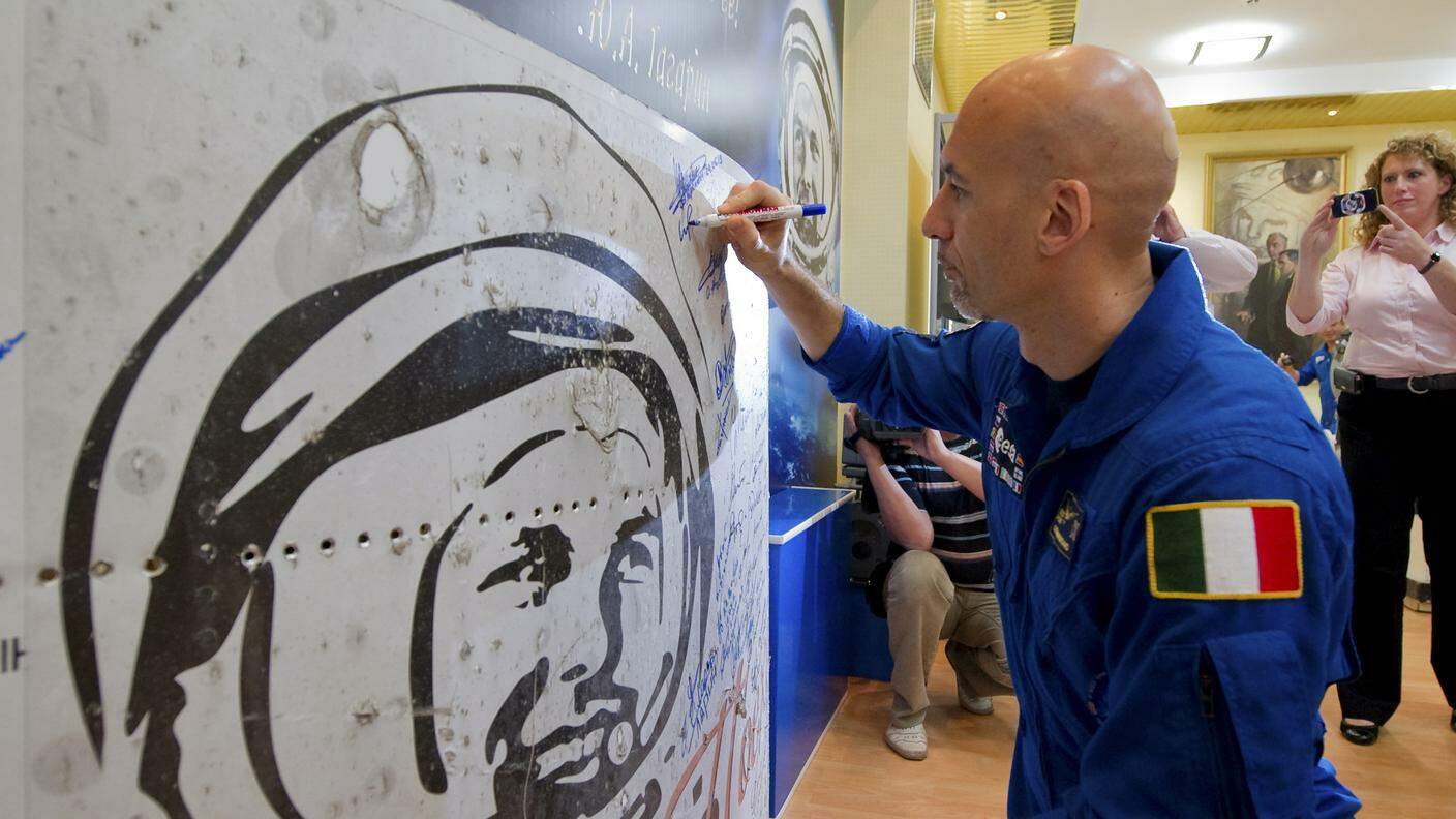 L'astronauta italiano Luca Parmitano firma il suo nome accanto a un'illustrazione del cosmonauta russo Yuri Gagarin, il primo uomo nello spazio, nel museo spaziale del cosmodromo di Baikonur il 24 maggio 2013. Parmitano fa parte di un team di tre persone in programma per il lancio nello Spazio Internazionale Stazione il 29 maggio, orario locale