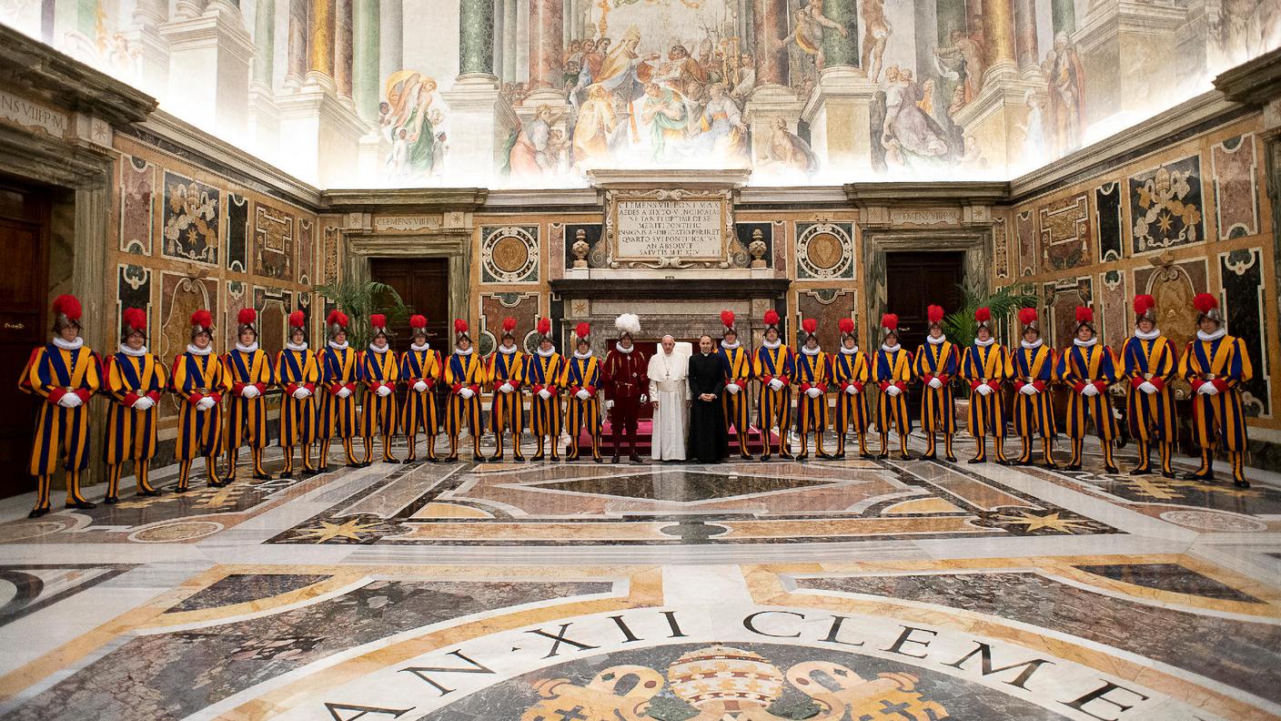 Papa Francesco con i membri della Guardia Svizzera Pontificia in Vaticano