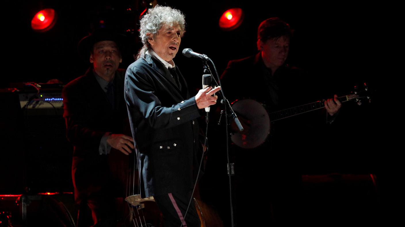 Bob Dylan si esibisce durante un segmento in onore del regista Martin Scorsese al 17th Annual Critics 'Choice Movie Awards di Los Angeles, 2012