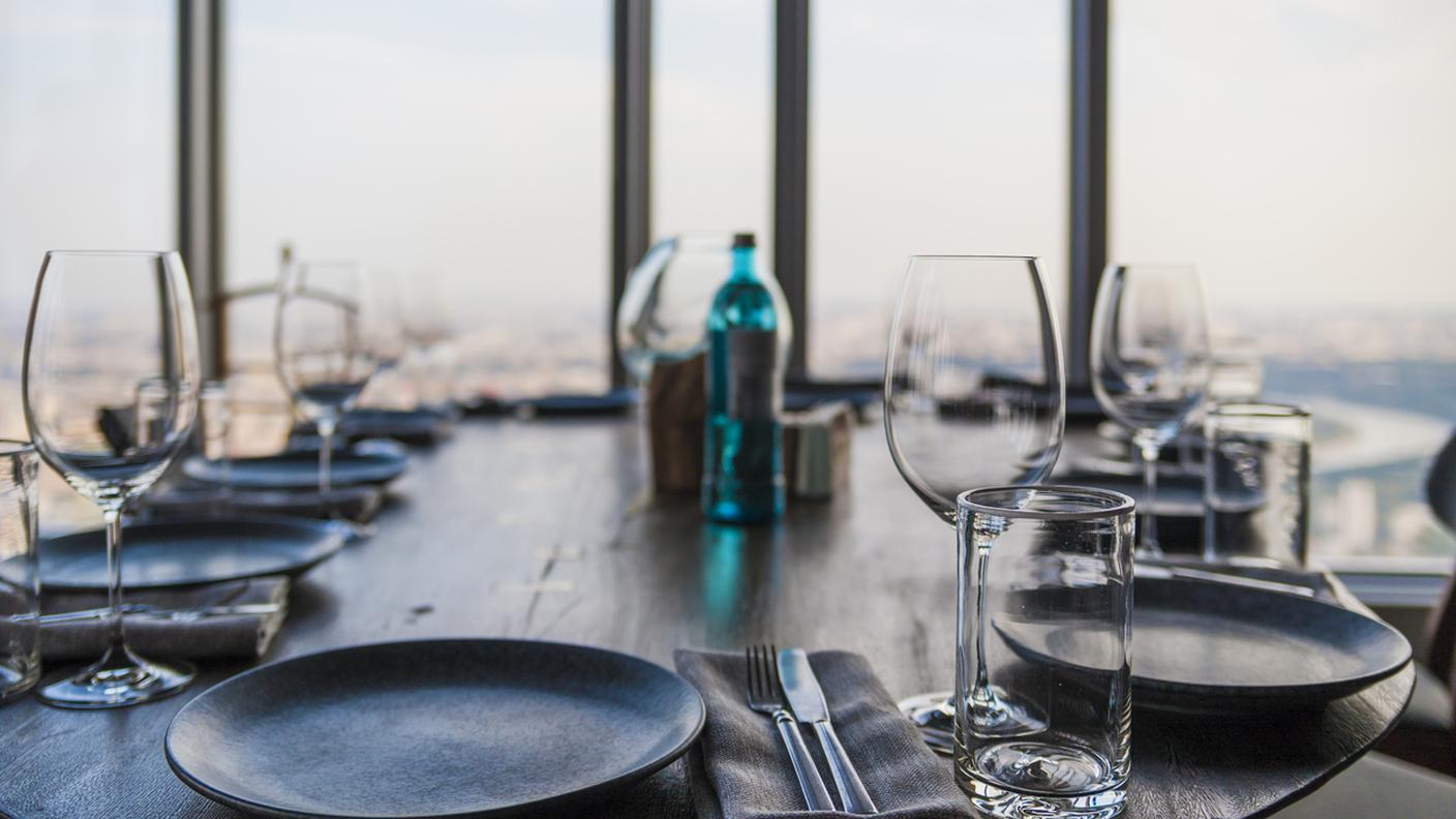 tavolo ristorante, interno, apparecchiato