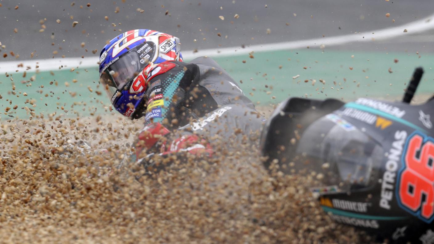 Il pilota britannico Jake Dixon della Petronas Sprinta Racing cade durante la gara Moto 2 del Gran Premio motociclistico di Francia all'autodromo di Le Mans, Francia