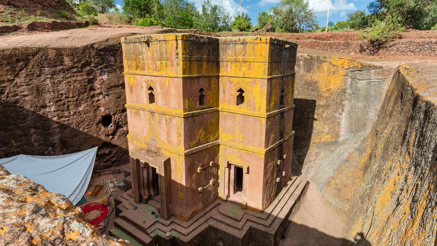 Chiesa di San Giorgio, scavata nella roccia a forma di croce, Bete Giyorgis, una delle undici chiese monolitiche di Lalibela, Etiopia parte del patrimonio mondiale dell'UNESCO Chiese scavate nella roccia. La Chiesa è stata scolpita verso il basso da una pietra monolitica di tufo vulcanico