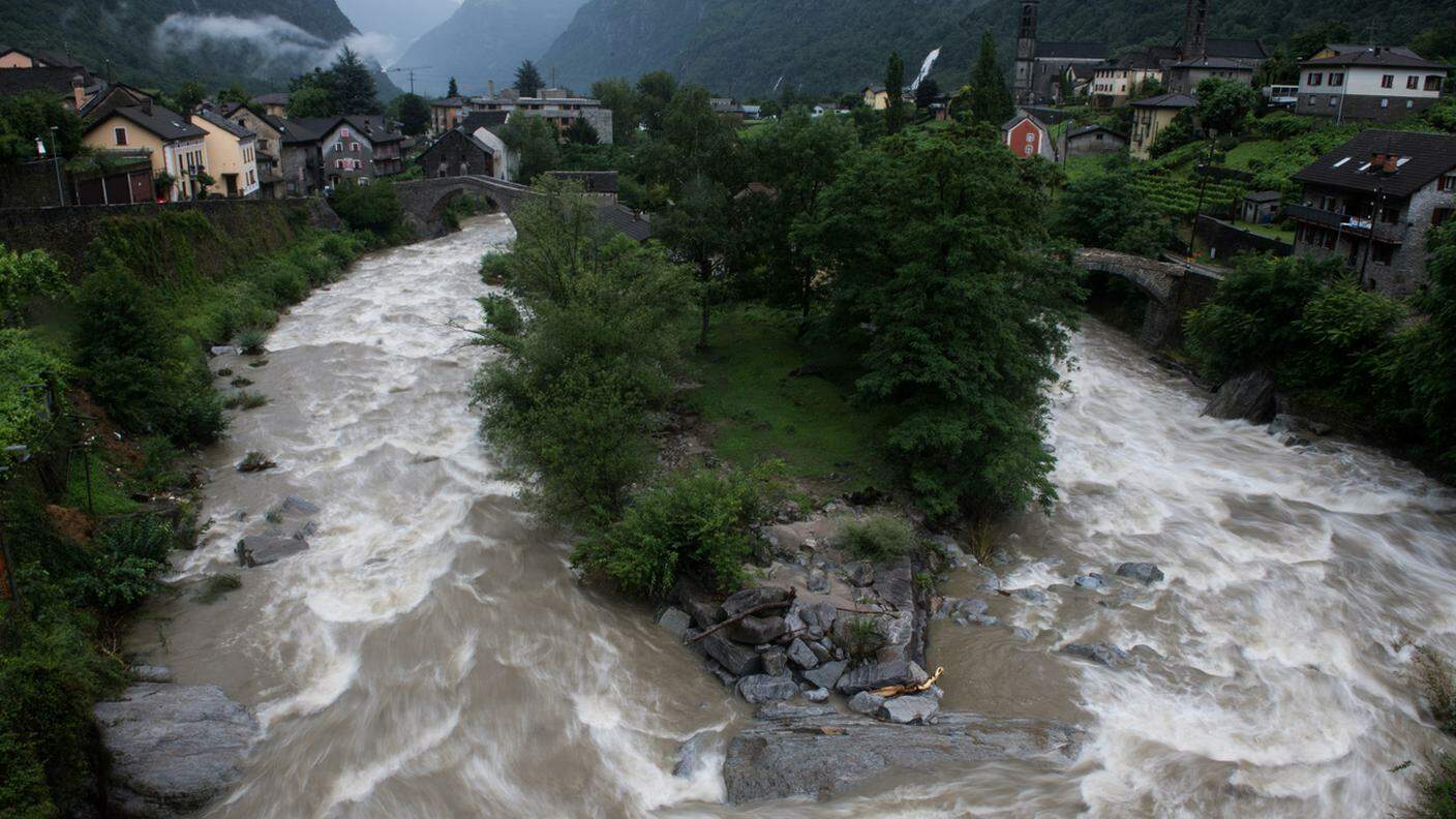 Fiumi ingrossati e disagi al traffico a sud delle Alpi, ma non solo (nella foto il Ticino a Giornico)