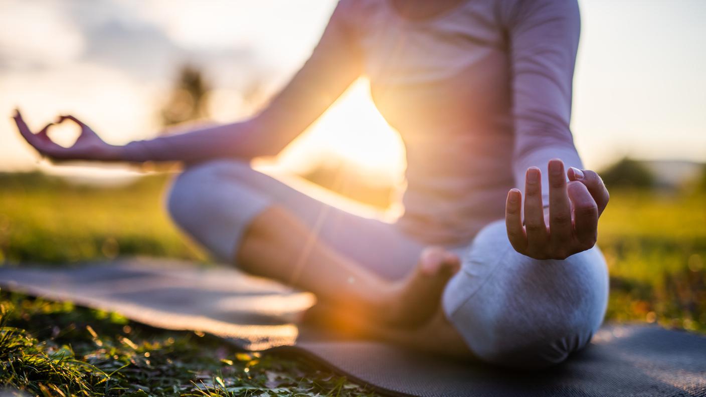 yoga e meditazione nel parco all'alba