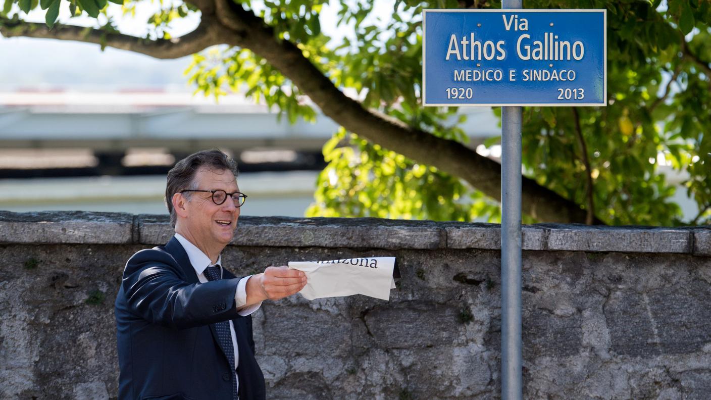 La cerimonia di initolazione della via Athos Gallino. con il Sindaco di Bellinzona Mario Branda 