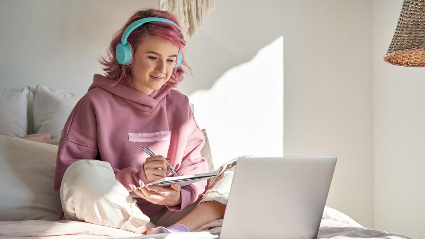 Hipster teen girl studentessa guardare webinar online