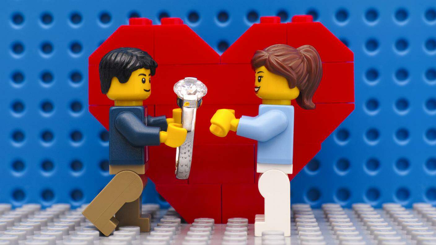 LEGO uomo con anello rende proposta di matrimonio