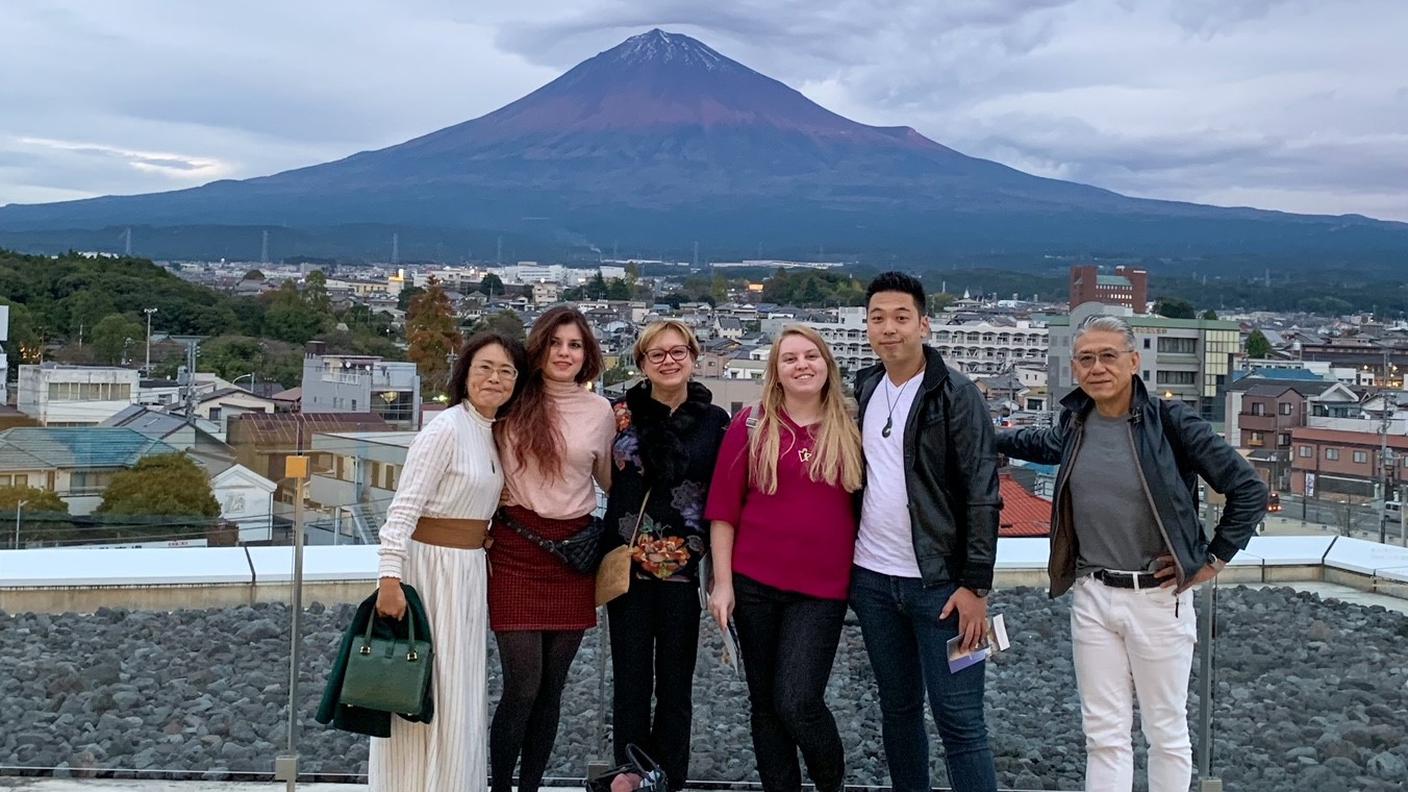 La famiglia di Sandra incontra quella di suo marito sotto il monte Fuji