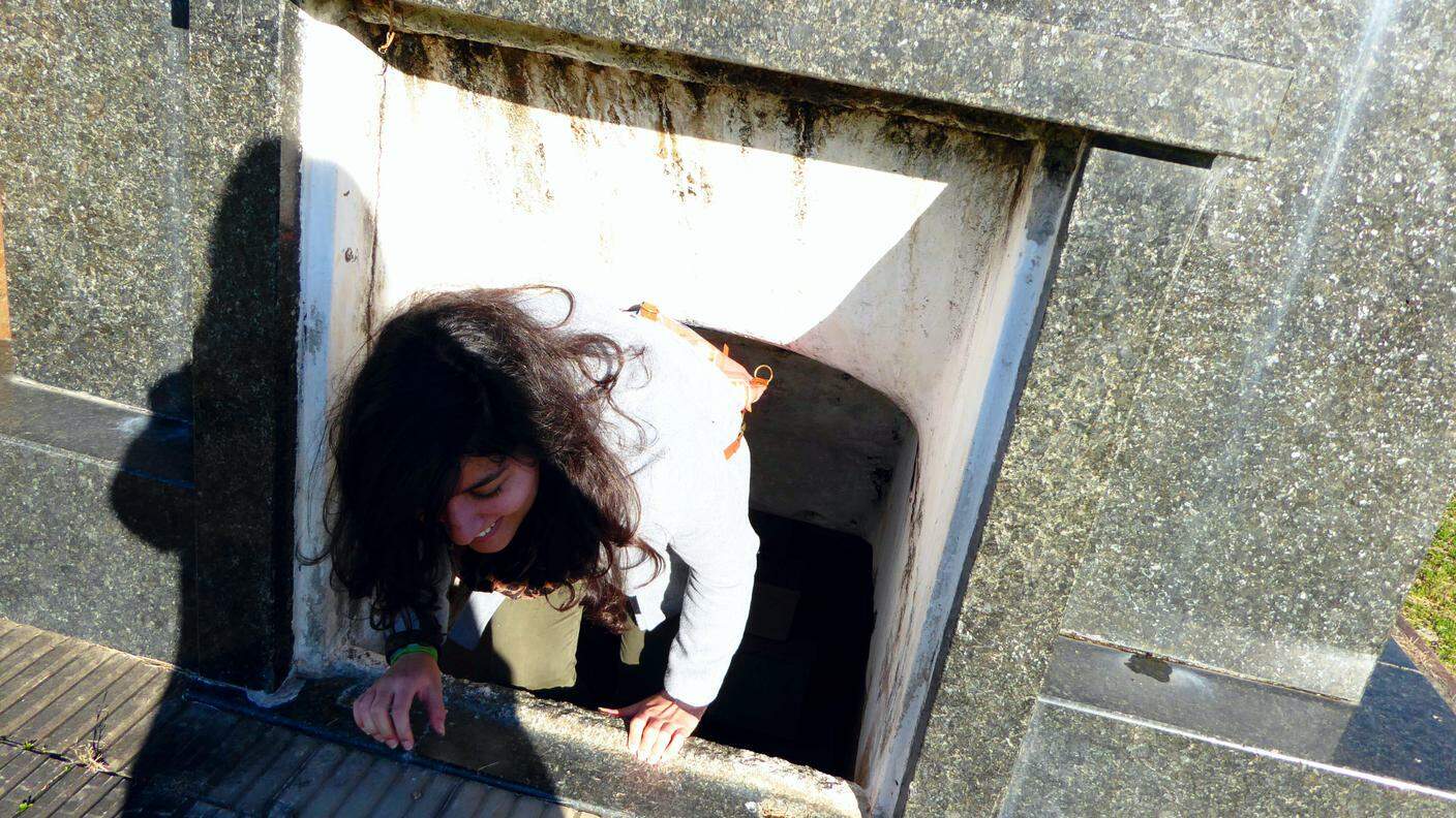 Gaia esce da una cripta nel cimitero di Nueva Helvecia