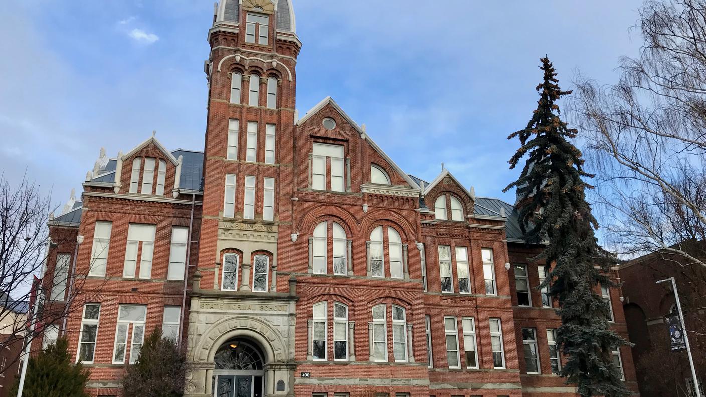 CWU Barge Hall, Il primo edificio