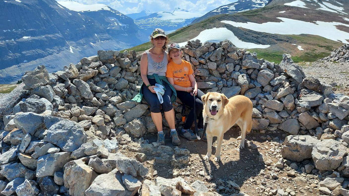 Parker Ridge, alle spalle di Katia, Kaylee e il cane Sammy si vede il Columbia icefield glacier
