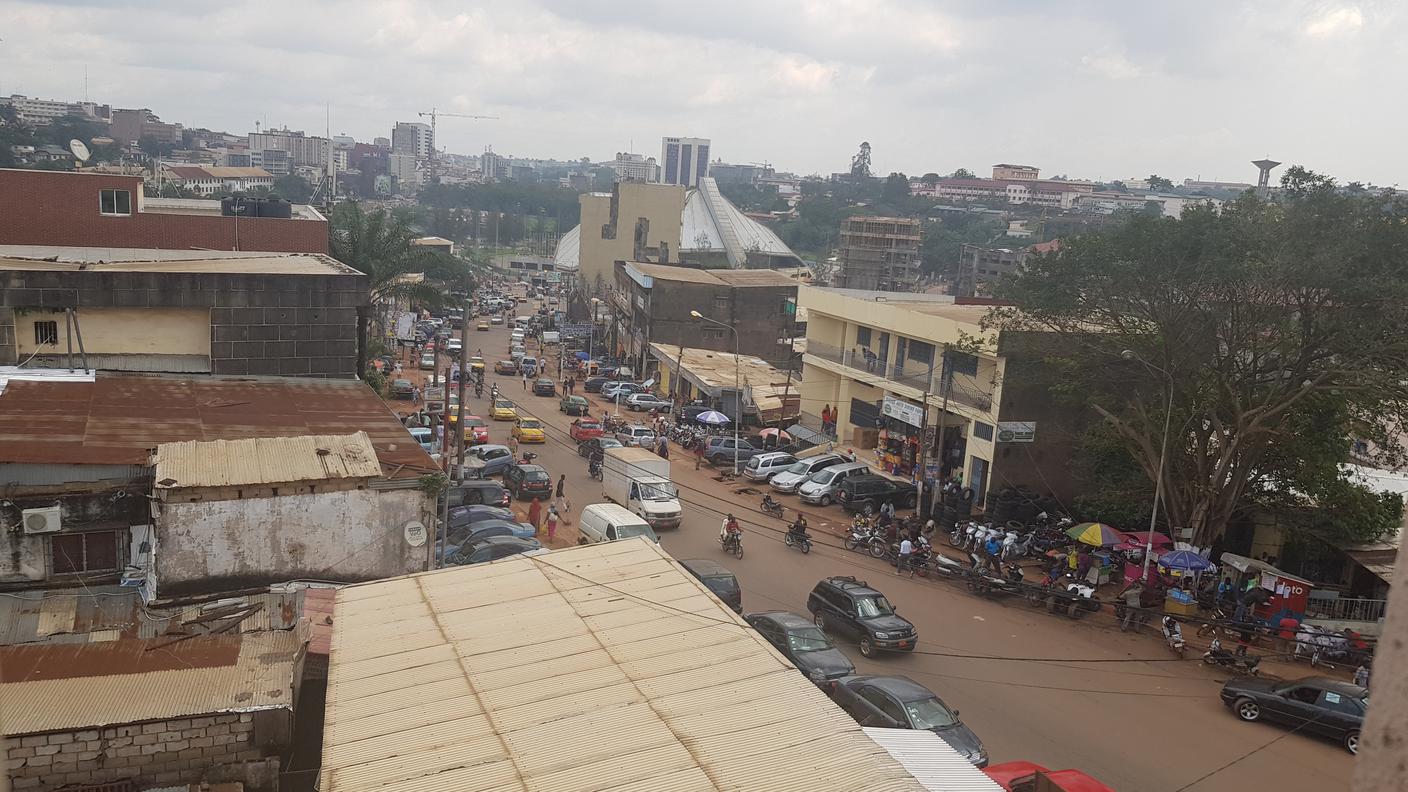 Vista dalla scuola in centro città a Yaoundé