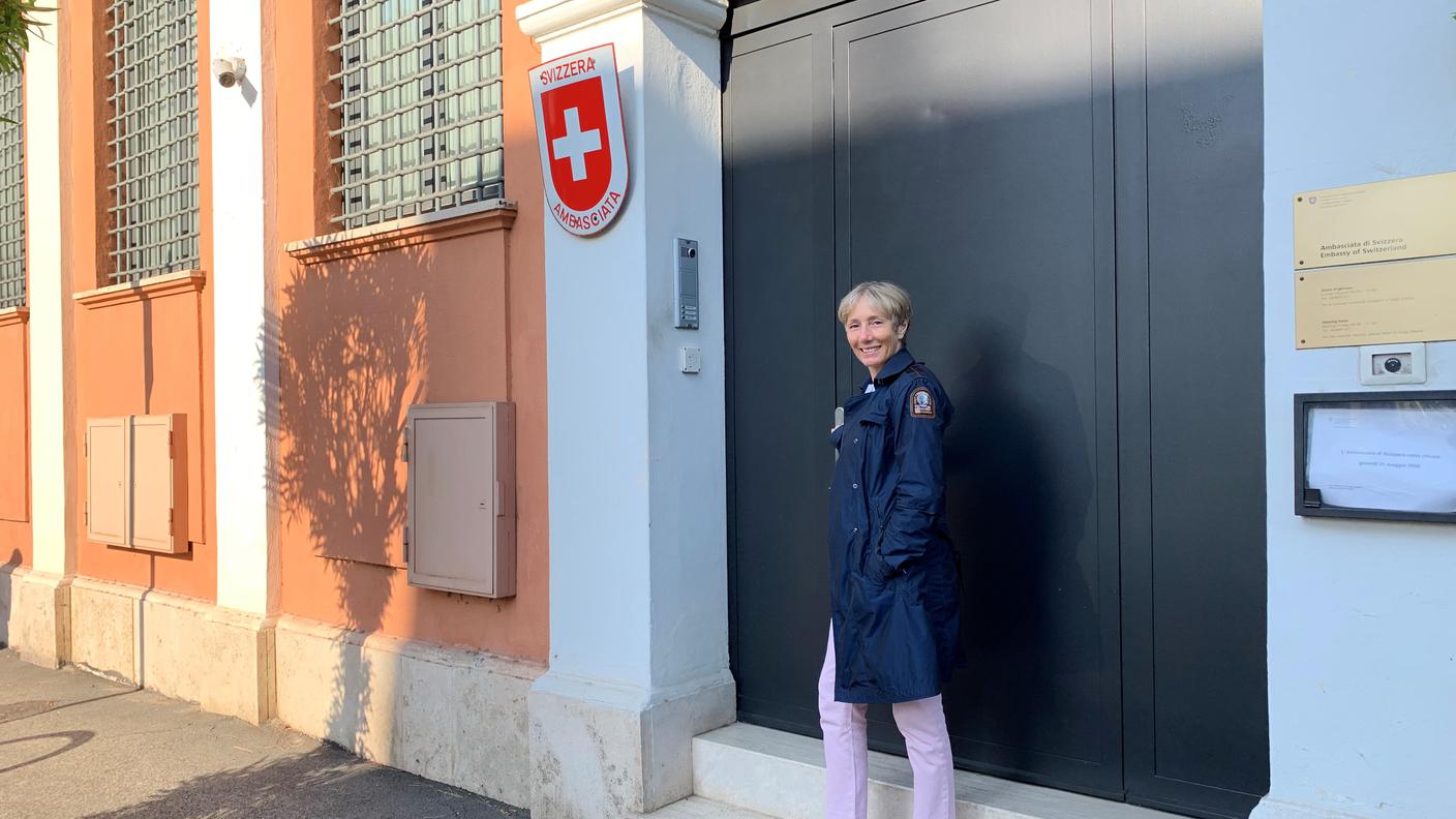 Ruth davanti all’Ambasciata di Svizzera a Roma