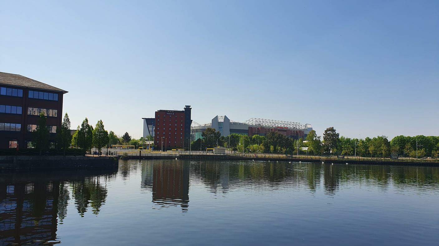Lo stadio Old Trafford, casa del Manchester United, visto da lontano