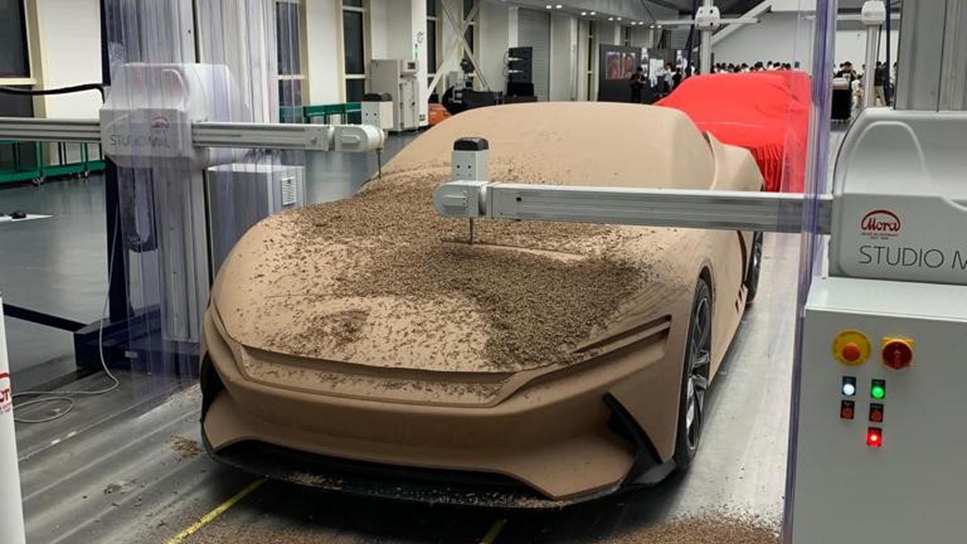 L'auto prende forma...