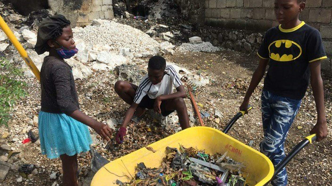Attività di pulizia con i bambini del Village Misericorde